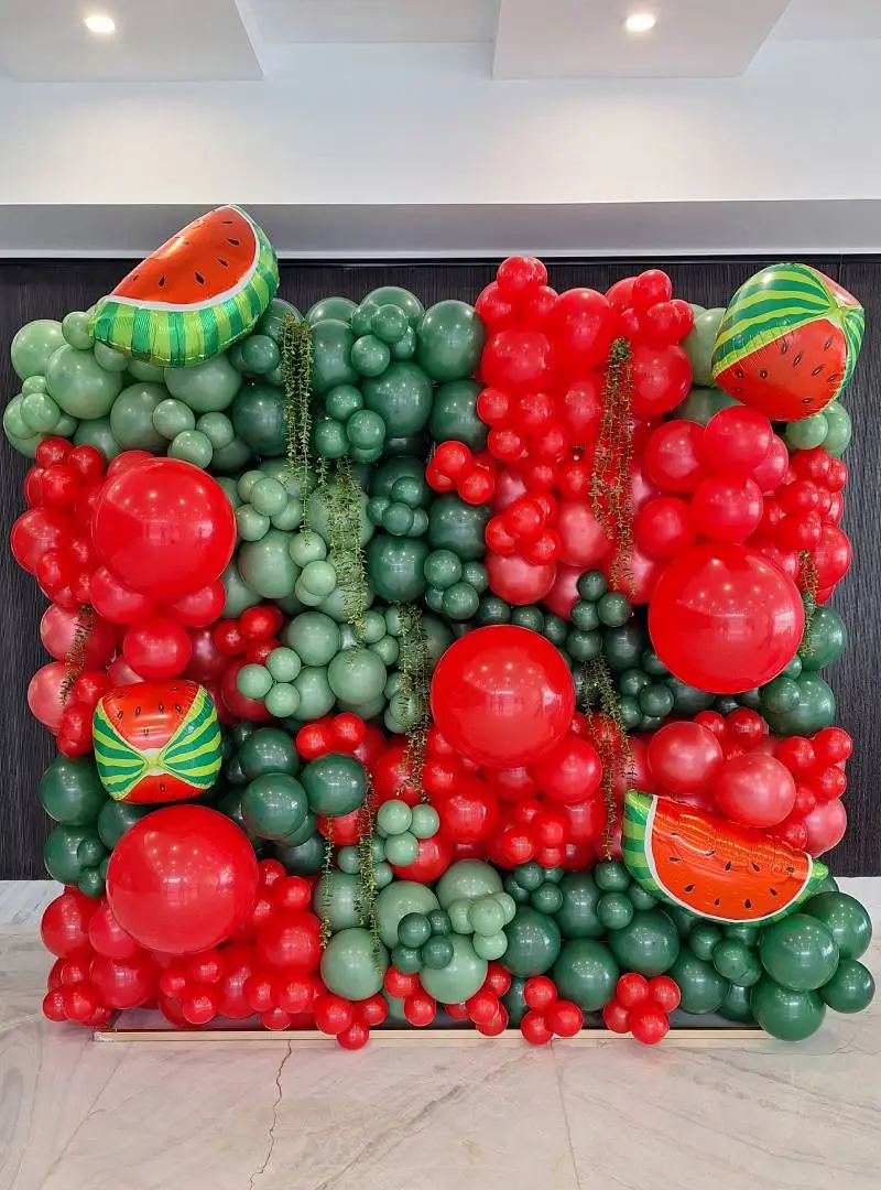 دیوار بادکنکی قرمز و سبز