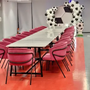 تم فوتبالی در کافه رستوران