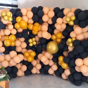 دیوار بادکنکی مشکی نارنجی