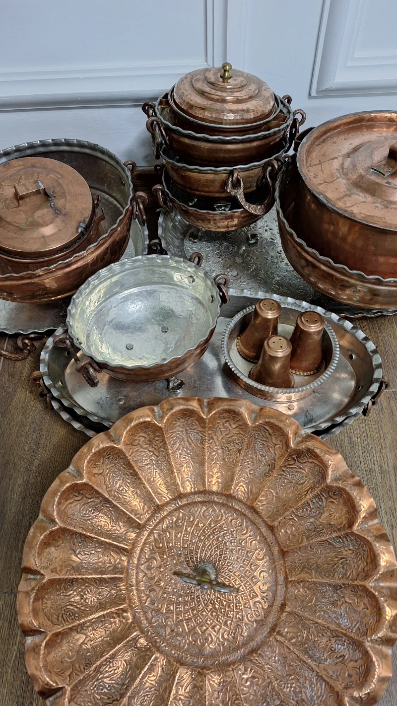 دیزاین میز یلدا با ظروف مسی