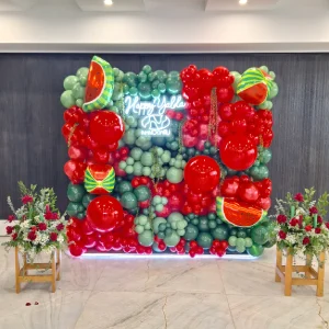 دیوار بادکنکی و میز گل