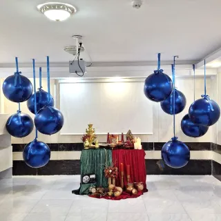 بادکنک سرمه ای و میز یلدا