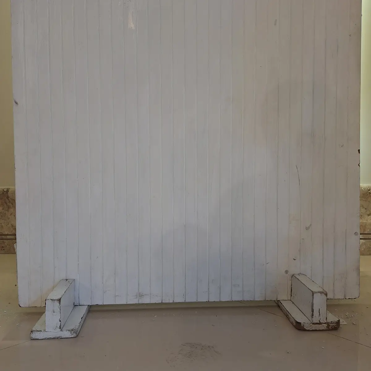 استند چوبی شیاردار